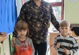 Karolinka oraz Arturek z grupy "Pszczółek", pełniący tego dnia funkcję dyżurnych w klasie wraz z ciocią Krzysią, zachęcają do udziału w Akcji na rzecz chorego Czarusia - "Daj piątaka za lizaka".