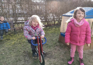 "Czas na aktywność ruchową na świeżym powietrzu" - Antoś, Roksanka i Ala na przedszkolnym placu zabaw.