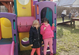"Czas na aktywność ruchową na świeżym powietrzu" - Klaudia, Ala, Karolinka i Roksanka na przedszkolnym placu zabaw.
