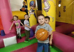 Kilkoro dzieci podczas zabawy w "Hoops Arena".
