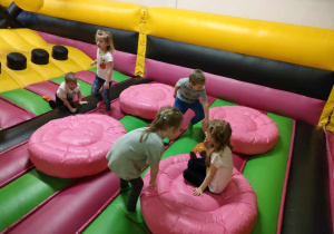Kilkoro dzieci w Sali Zabaw "Hoops Arena".
