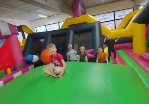 Kilkoro dzieci w trakcie zabawy w Sali Zabaw "Hoops Arena".