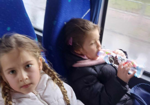 Julcia i Majeczka podczas drogi powrotnej autokarem do przedszkola.