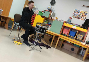 Pan Piotr prezentuje przedszkolakom kolejny, zjawiskowy instrument muzyczny.