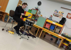 Pan Piotr prezentuje przedszkolakom następny, zjawiskowy instrument muzyczny.