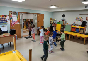 Chętne dzieci tańczą z Panem Witkiem, jednocześnie grając na wybranych przez siebie instrumentach.