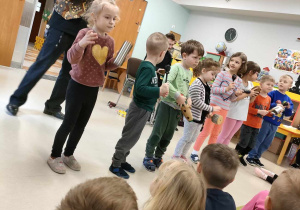 Chętne dzieci grają na wybranych przez siebie instrumentach muzycznych.