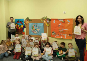 Dzieci z grupy "Pszczółek" oraz ich ciocie wraz z dyplomami oraz wybranymi przez siebie pluszakami Gangu Mocniaków.