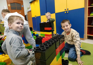 Leoś i Kajtuś z "Pszczółek" budują razem z ogromnych, kolorowych klocków LEGO.