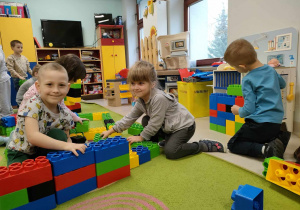Igorek i Karolinka z "Pszczółek" budują razem z ogromnych, kolorowych klocków LEGO.