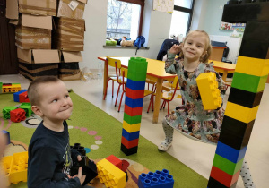 Oliwka i Adaś z "Pszczółek" budują razem z ogromnych, kolorowych klocków LEGO.