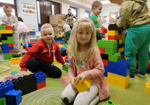 Filipek i Klaudia z "Pszczółek" budują razem z ogromnych, kolorowych klocków LEGO.