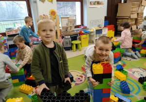 Szymuś i Wojtuś z "Pszczółek" budują razem z ogromnych, kolorowych klocków LEGO.