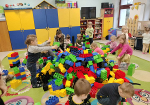 Ogromna ilość dużych, kolorowych klocków LEGO dla dzieci z grupy "Żabek".