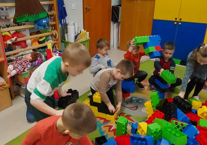 Zajęcia z klockami LEGO wśród dzieci z grupy "Biedronek".