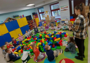 Pani Alicja ponownie zaprasza dzieci z grupy "Biedronek" do zabawy przy wykorzystaniu dużych, kolorowych klocków LEGO.