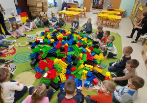 Pani Alicja ponownie zaprasza dzieci z grupy "Biedronek" do zabawy przy wykorzystaniu dużych, kolorowych klocków LEGO.