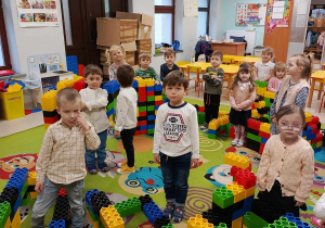 Dzieci z grupy "Motylków" podczas zabaw z ogromnymi, kolorowymi klockami LEGO.