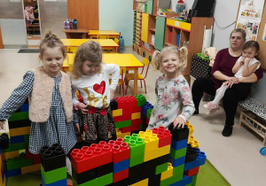 Trzy dziewczynki z "Motylków" zbudowały wspólną konstrukcję z ogromnych, kolorowych klocków.