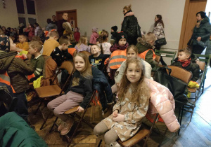 Dzieci z grupy "Biedronek" chwilę przed rozpoczęciem musicalu w MOK-u w Ozorkowie.