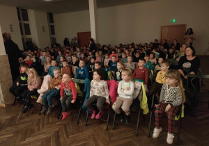 Rozpoczęcie musicalu w MOK-u w Ozorkowie. Dzieci siedzą na krzesełkach i z uwagą oglądają przedstawienie.