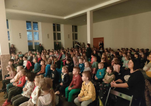 Sala MOK-u w Ozorkowie, po brzegi zapełniona przez publiczność-dzieci z różnych przedszkoli.