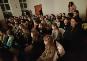 Dzieci z grupy "Biedronek" podczas musicalu pt. "Przybysze z Planety Zangular".