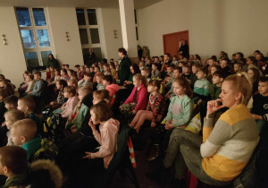Dzieci z grupy "Skrzatów" podczas musicalu pt. "Przybysze z Planety Zangular".