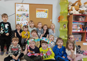 Pamiątkowe zdjęcie dzieci z grupy "Motylków" z okazji Europejskiego Dnia Logopedy.