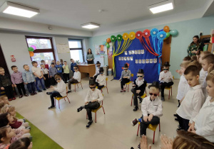 Chłopcy z grupy "Skrzatów" tańczą do utworu "Musical Chair".
