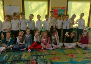 Dzieci z grupy "Biedronek" świętują Dzień Kobiet.