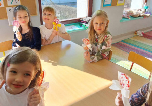 Kilkoro dziewczynek z grupy "Skrzatów" ze słodkim, kwiatuszkowym lizakiem.