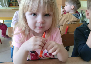 Dziewczynka z "Żabek" próbuje smaku czerwonej papryki.
