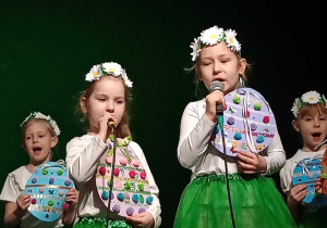Dziewczynki śpiewają piosenkę pt. "Są takie święta..."