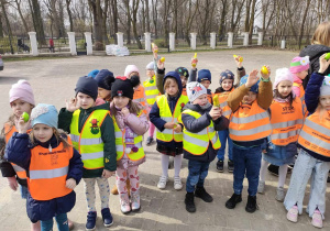 Dzieci z grupy "Biedronek" ze swoimi słodkościami, które odnalazły na dziedzińcu MDK-u.