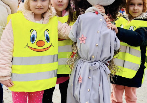 Dziewczynki z "Pszczółek" wraz z Marzanną na prezentacji wiosennych kukiełek.