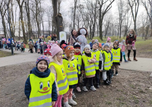 Dzieci z grupy "Pszczółek" w Parku Miejskim nad rzeką Bzurą wraz z ciocią Bożenką oraz Marzanną.
