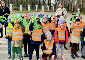 Dzieci z grupy "Skrzatów" na dziedzińcu MDK-u.