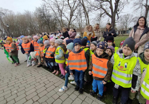 Dzieci z naszego przedszkola obecne na Powitaniu Wiosny na dziedzińcu MDK-u w Ozorkowie.