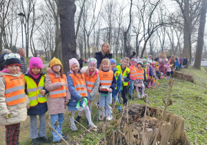 Dzieci z grupy "Skrzatów" w Parku Miejskim nad rzeką Bzurą wraz z ciocią Iwonką.