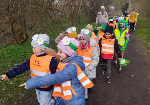 Dzieci z grupy "Skrzatów" w drodze powrotnej do przedszkola, podczas poszukiwań zwiastunów wiosny.