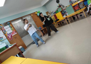Taniec hip-hop w wykonaniu p. Macieja i p. Klaudii.