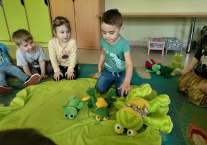 Dzieci podczas segregacji maskotek żabek wg wielkości.
