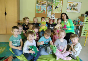 Święto Żaby w "Żabkach". Dzieci wraz z ciocią Iwonką pozują do grupowego zdjęcia.