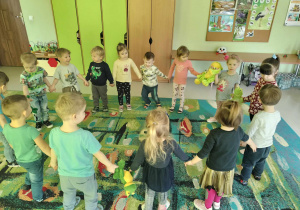 Dzieci z grupy "Żabek" podczas śpiewu i tańca do wspólnej, grupowej piosence o żabce.