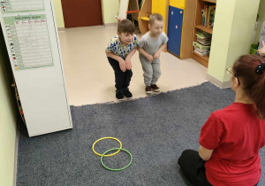 Alanek i Igorek podczas zabawy ruchowej z elementem skoku - "Zajęcze skoki".