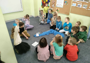 Dzieci siedzą w kole na dywanie i na podstawie obrazków nazywają faunę oraz florę rzek w Polce, jednocześnie dopasowując podpis do obrazka.