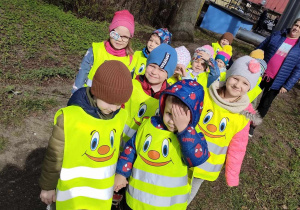 Dzieci z grupy "Motylków" w kamizelkach odblaskowych w drodze na plac zabaw, znajdujący się w Parku Miejskim.