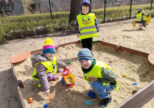 Natalcia, Kostuś i Natanek w piaskownicy na placu zabaw w Parku Miejskim.