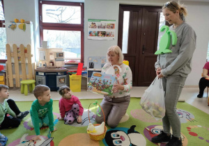 P. Anna Kasprowicz - Dyrektor naszego przedszkola prezentuje dzieciom upominek dla całej "motylkowej" grupy.